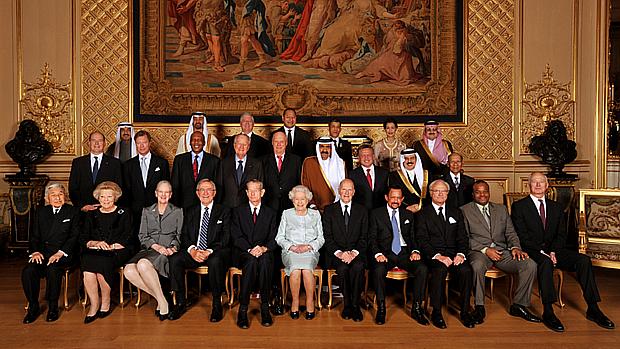 Rainha Elizabeth II posa para foto ao lado de convidados para almoço em comemoração ao seu Jubileu