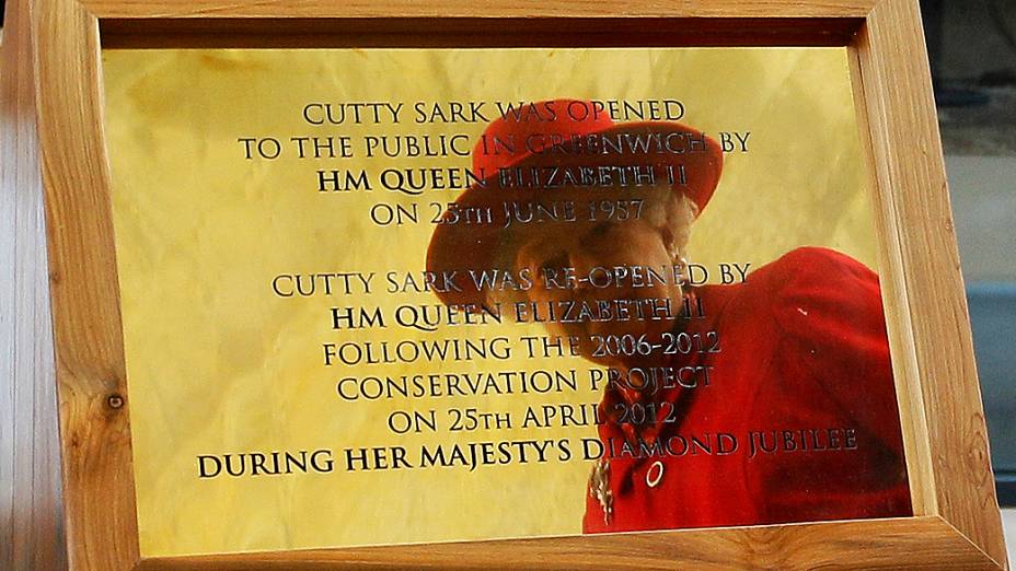 Reflexo da Rainha Elizabeth II, na reinauguração do histórico veleiro Clipper Cutty Sark em Greenwich, leste de Londres