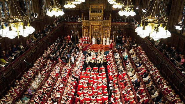 Rainha Elizabeth II apresentou a agenda legislativa do governo britânico durante sessão solene no palácio de Westminster