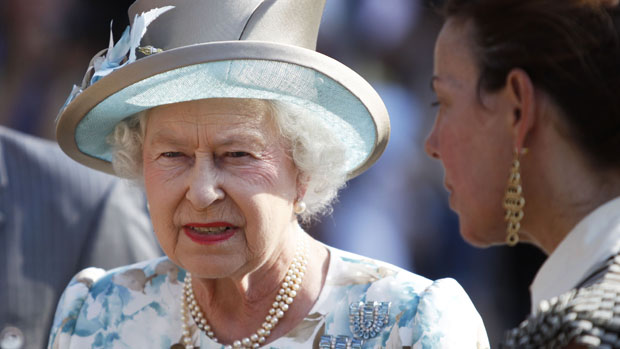 A rainha Elizabeth II conversa com familiares de vítimas do 11 de setembro, em Nova York