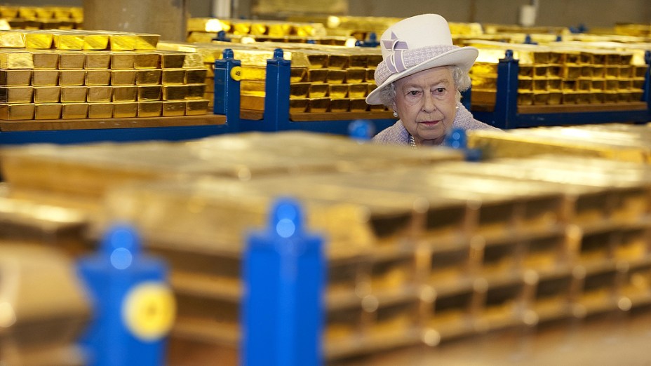 A rainha Elizabeth 2ª, inspeciona as reservas de ouro durante visita ao Banco da Inglaterra, em Londres