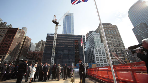A rainha Elizabeth II visita o local onde ficavam as torres do World Trade Center, em Nova York