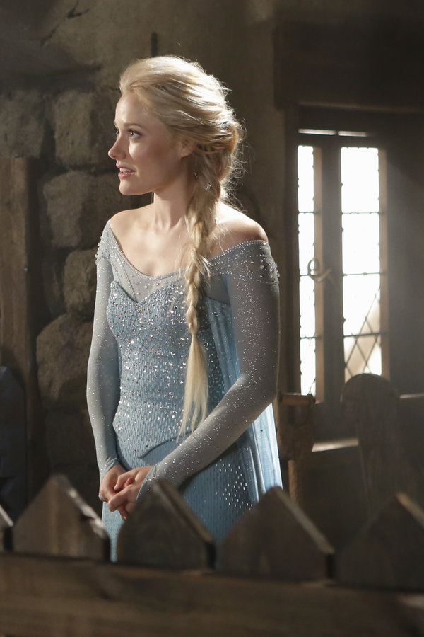 Rainha Elsa de ‘Frozen, vivida pela atriz Georgina Haig, em cena da série de TV Once Upon a Time