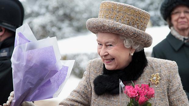 Rainha recebe flores de britânicos por seu Jubileu de Diamante