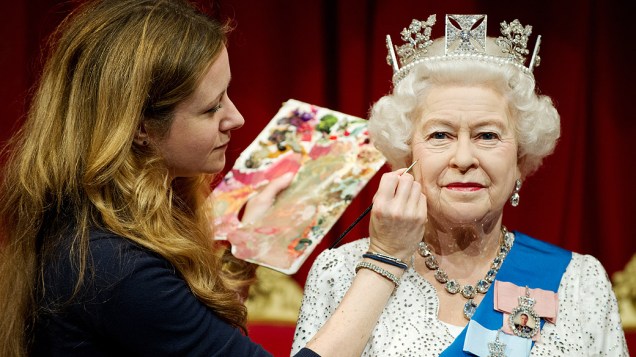Artistas dão últimos retoques na nova estátua de cera da rainha Elizabeth 2ª no museu Madame Tussauds, em Londres (Reino Unido)