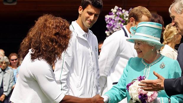 Serena Williams cumprimenta rainha Elizabeth II