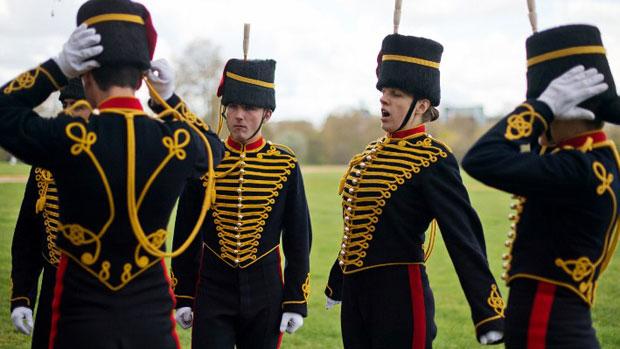 Membros da artilharia real aguardam a salva de disparos em comemoração ao 86º aniversário da rainha Elizabeth II, no Hyde Park, em Londres