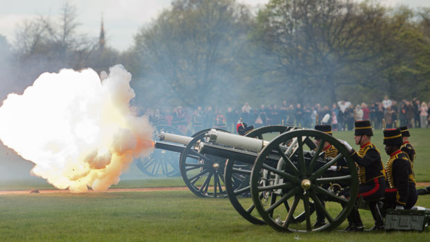 Canhões fazem 41 disparos em comemoração ao 86º aniversário da rainha Elizabeth II, no Hyde Park, em Londres