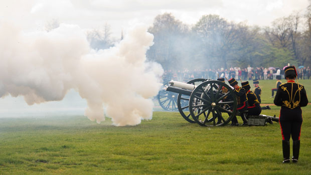 Artilharia real britânica faz 41 disparos de canhão em homenagem ao 86º aniversário da rainha Elizabeth II