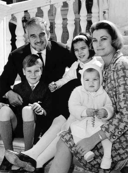 Foto sem data da Família Real de Mônaco. Da esquerda para a direita: Princípe Albert, príncipe Rainier, princesa Caroline e Grace Kelly com Stephanie no colo