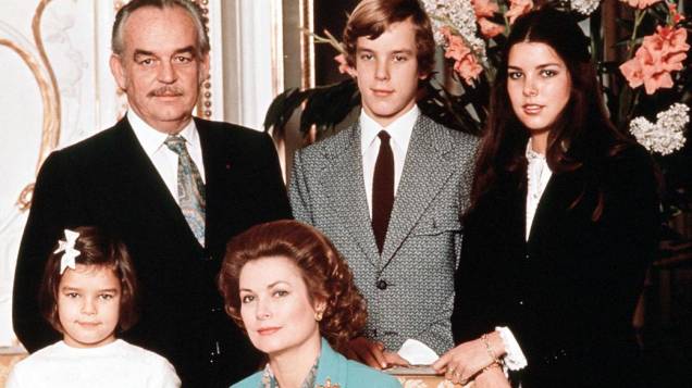 Família Real de Mônaco em 1972. Da esquerda para a direita: Princípe Rainier, príncipe Albert e princesa Caroline com Grace Kelly e Stephanie sentadas Família Real de Mônaco em 1972. Da esquerda para a direita: Princípe Rainier, príncipe Albert e princesa Caroline com Grace Kelly e Stephanie sentadas