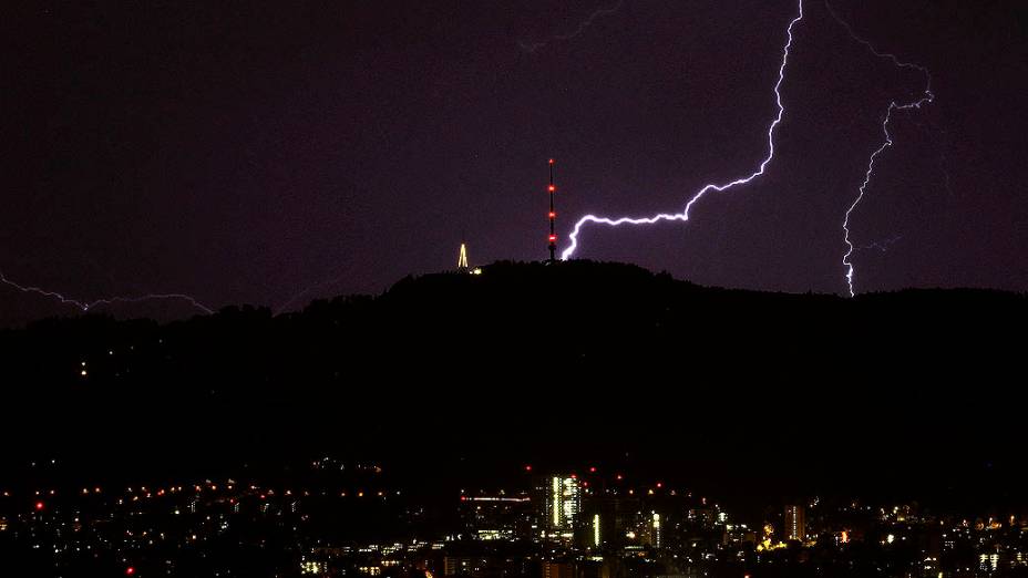 Raio atinge a montanha Uetliberg durante uma tempestade em Zurique, na Suíça