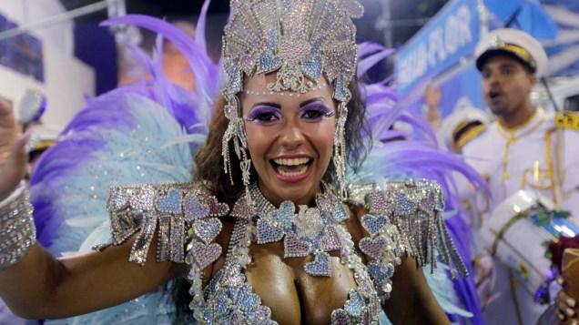 Raissa Oliveira desfilou pela Beija-Flor, no Rio de Janeiro