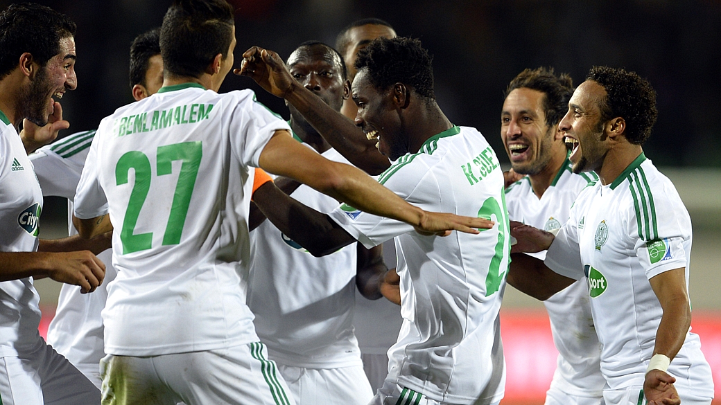Jogadores do Raja Casablanca comemoram gol sobre o Monterrey do México