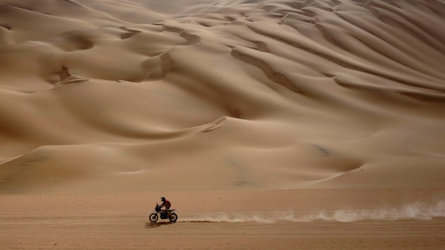 Motociclista atravessa deserto, durante a décima primeira etapa do rali Dakar, no Peru - 12/01/2012