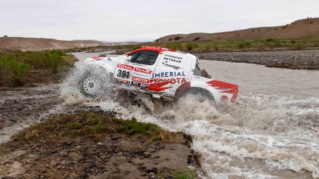 Carro da dupla Giniel De Villiers e Dirk Zitzewitz atravessa rio, durante a décima primeira etapa do rali Dakar, no Peru - 12/01/2012