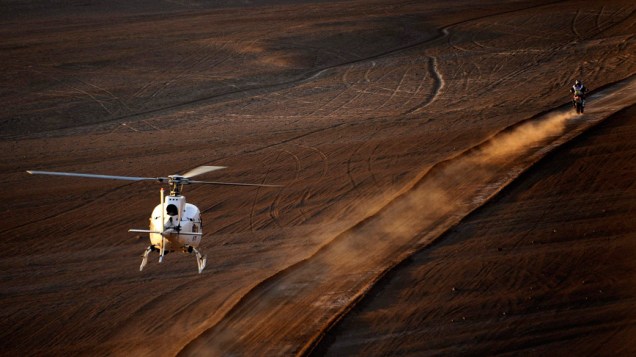 Espanhol Marc Coma é acompanhado por helicóptero, durante a décima etapa do rali Dakar, no Chile - 11/01/2012