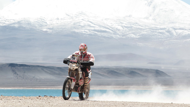 Motociclista espanhol Miguel Puertas Herrera, durante a sexta etapa do rali Dakar