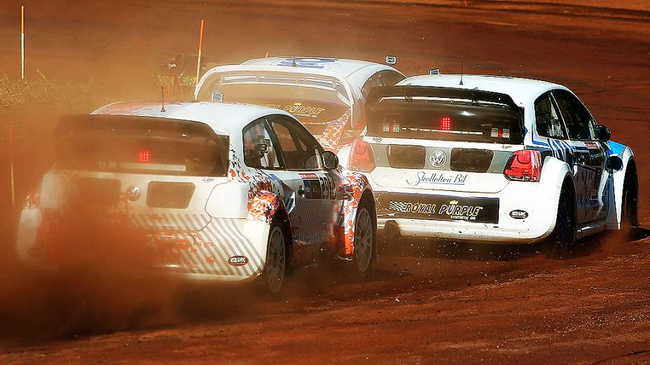 O Rally Cross é uma corrida de carros em um terreno de terra, cheia de obstáculos