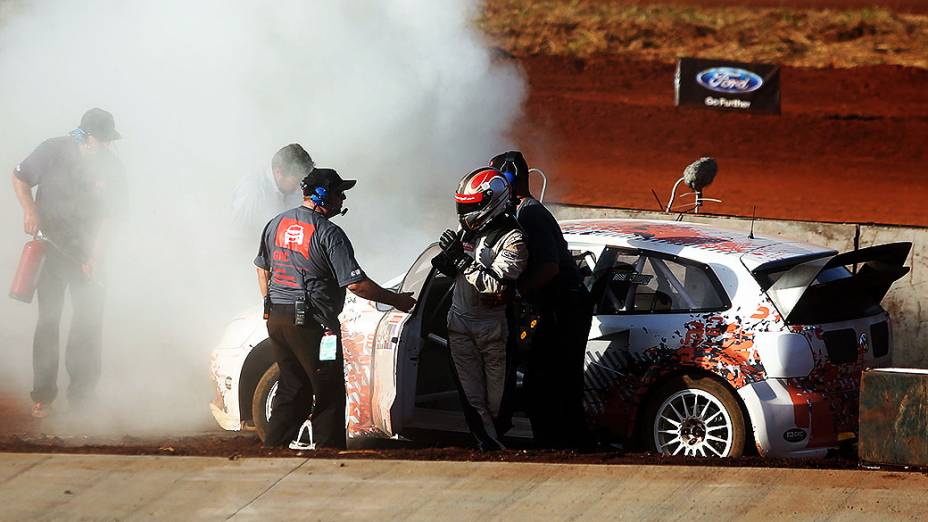 O Rally Cross é uma corrida de carros em um terreno de terra, cheia de obstáculos