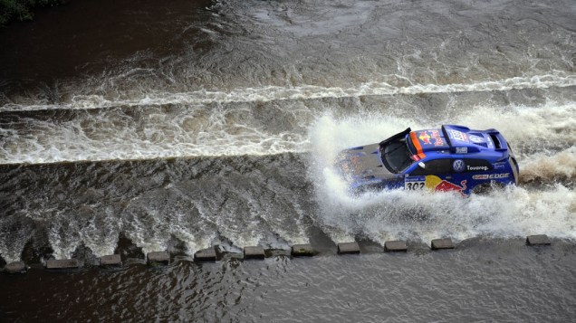 O piloto do Qatar, Nasser Al-Attiyah, atravessa o rio Santa Rosa durante a primeira etapa do rali Dakar 2011