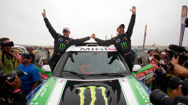 A dupla de franceses Peterhansel e Cottret comemora a vitória na categoria automóveis, no rali Dakar
