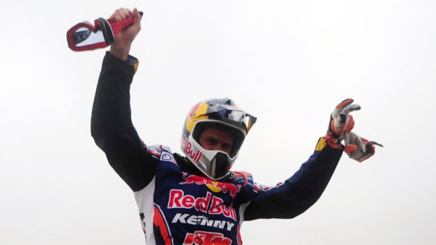 O francês Cyril Despres comemora a vitória na categoria motos, no rali Dakar