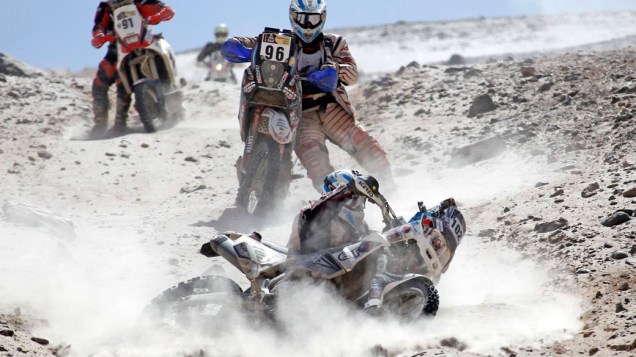 O argentino Eduardo Alan cai com sua moto durante a décima primeira etapa do rali Dakar, no Peru