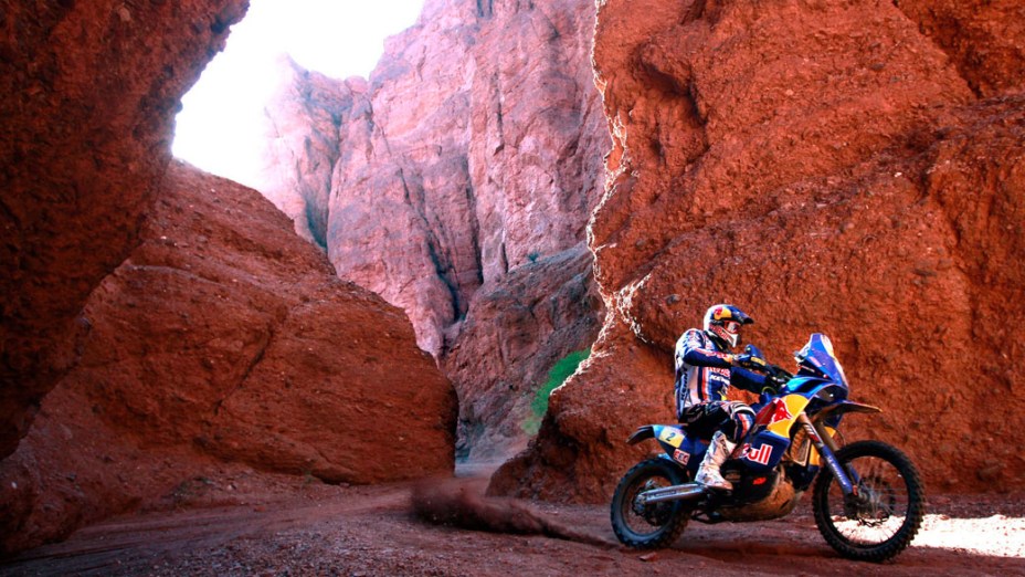Cyril Despres, motociclista francês durante o percurso da terceira fase do rali Dakar 2011