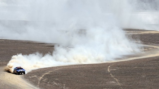 Piloto do Qatar, Nasser Al-Attiyah, passa pelo deserto em província chilena durante a quarta etapa do rali Dakar 2011