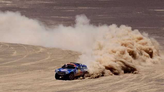 Piloto do Qatar, Nasser Al-Attiyah, passa pelo deserto em província chilena durante a quarta etapa do rali Dakar 2011