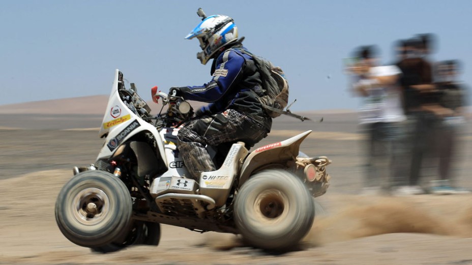 Piloto argentino Thomas Maffei passa por Calama, no Chile, durante etapa especial do rali Dakar 2011