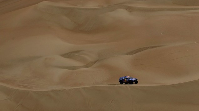Nasser Al-Attiyah, piloto do Qatar, atravessa o deserto na província de Tarapaca, no Chile, durante a quinta etapa do rali Dakar 2011