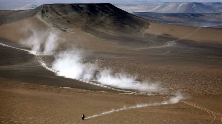 O piloto francês Cyril Despres passa por Pisco, no Peru, durante o rali Dacar 2013