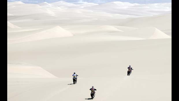 Motociclistas no deserto de Nasca, no Peru