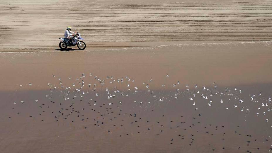 Em Arequipa, motociclista atravessa o deserto de Nazca durante o rali Dacar 2013