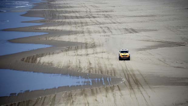 No Peru, piloto atravessa o deserto de Nazca durante o rali Dacar 2013