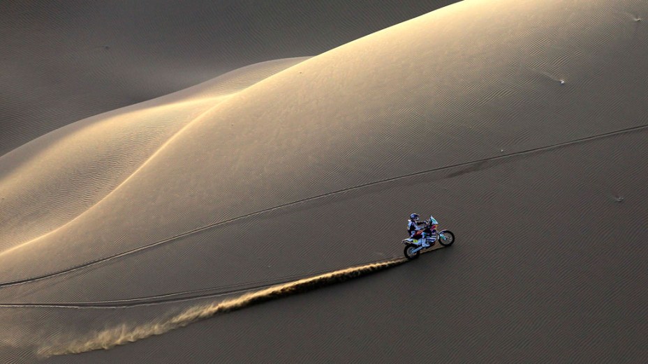 Motociclista espanhol durante a sexta etapa do rali Dakar 2011