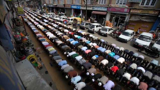Muçulmanos durante as orações de sexta-feira do Ramadã, o mês sagrado para os islâmicos