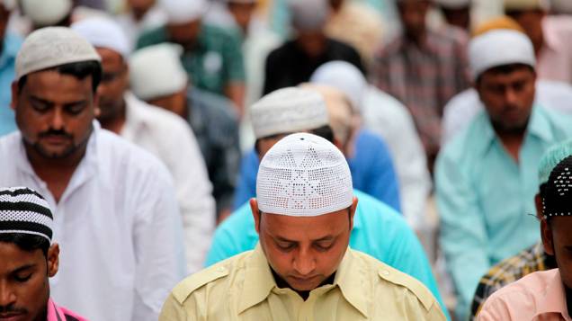 Orações durante a primeira sexta-feira do Ramadã em uma mesquita de Calcutá, Índia