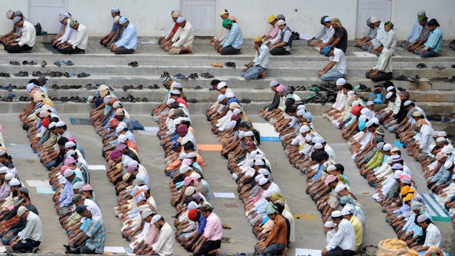 Oração na primeira sexta-feira do Ramadã, na mesquita Maszid, Nepal