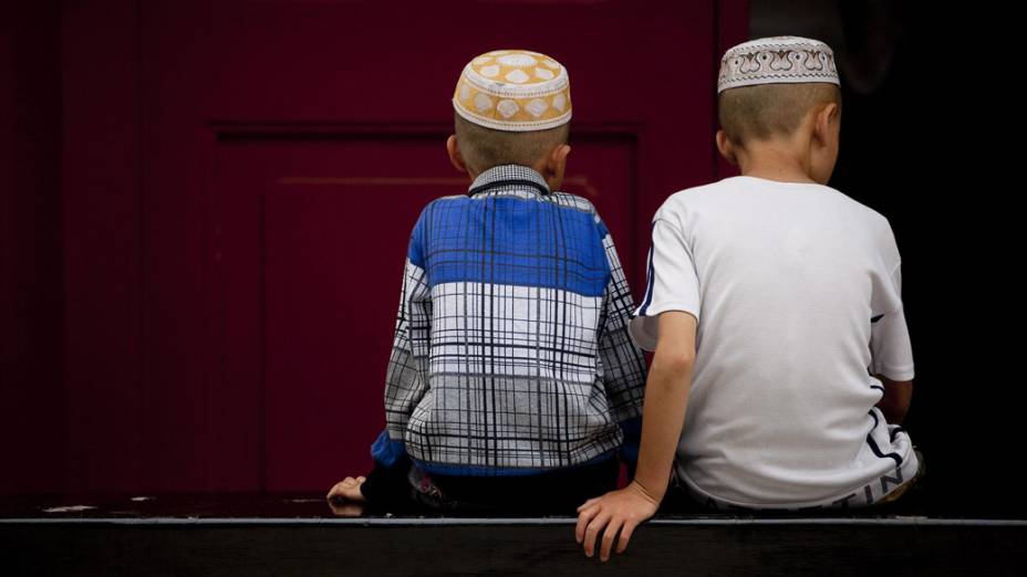 Garotos muçulmanos em uma mesquita durante a primeira sexta-feira do Ramadã em Pequim, China