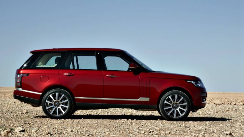 A quarta geração do Land Rover Range Rover chega às lojas na versão Vogue V8 4.4, a diesel