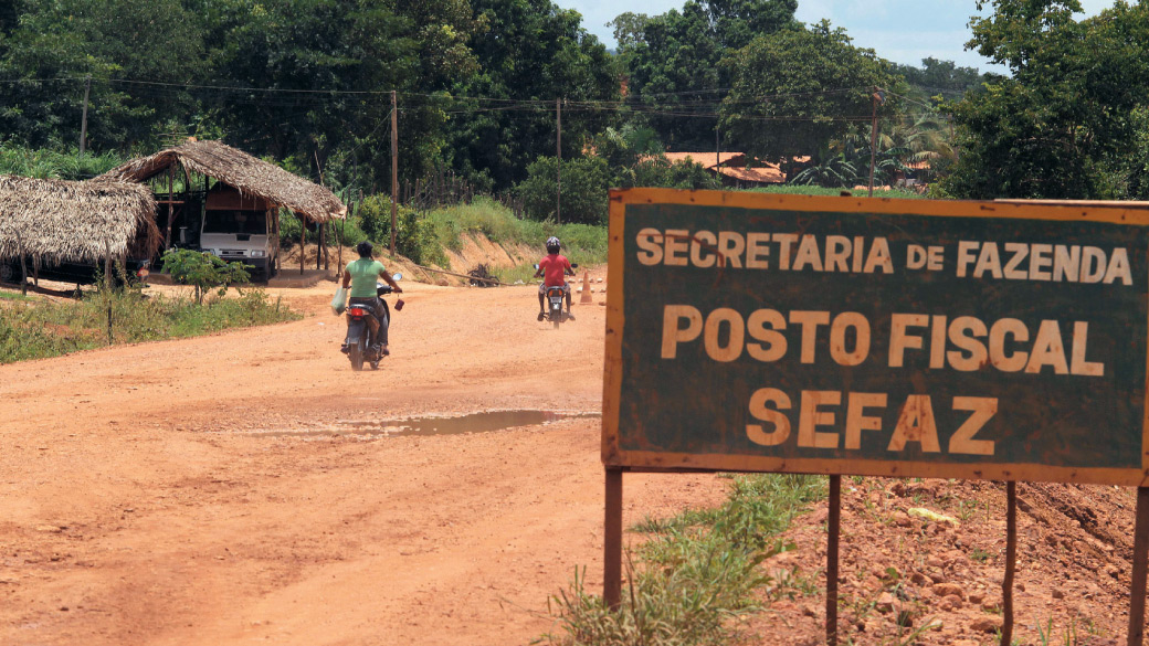 Posto de fiscalização com cobertura de sapé em estrada de terra de Uruçuí, no interior do Piauí