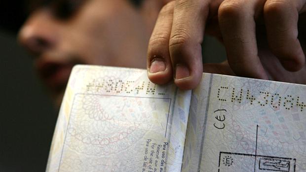 Rapaz com passaporte