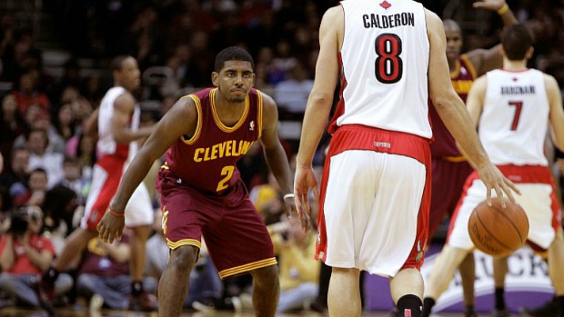 Fora de casa, Toronto Raptors (de branco) vence o Cleveland Cavaliers por 104 a 96