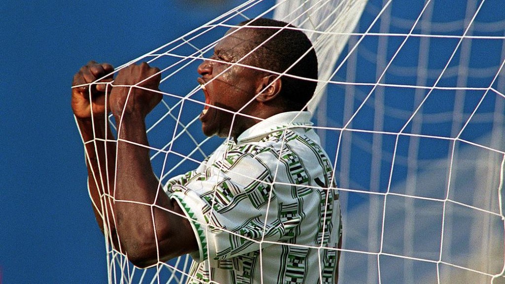 Rashidi Yekini comemora primeiro gol da Nigéria em uma Copa do Mundo, em 1994
