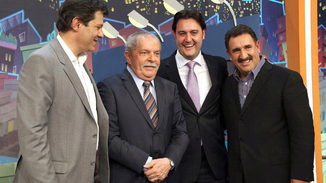 O deputado federal Ratinho Jr. (terceiro da esquerda para direita) ao lado do seu pai, Ratinho, Fernando Haddad e Lula, na ocasião em que o ex-presidente concedeu uma entrevista ao apresentador, em maio.