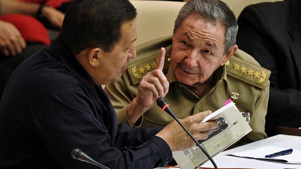 Raul Castro com Hugo Chávez, presidente da Venezuela
