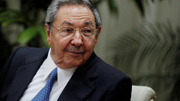 Presidente cubano, Raúl Castro, assiste ao discurso de seu vice em aniversário da Revolução